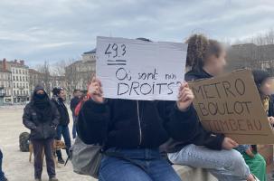 Les lycéens devant la préfecture au lendemain de l'annonce du 49.3 par le gouvernement. 