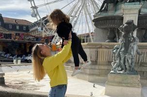 Ukraine : Anastasia et sa fille Kira, heureuses au Puy-en-Velay. 