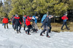Olivier Sagnard sur sa joëlette, accompagné des pompiers du département ce lundi.