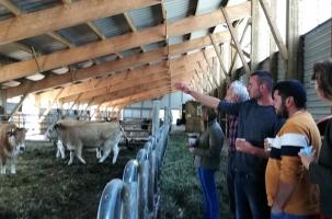 Visite des bâtiments de Clovis Arsac à la Ferme du Pont de Chadron.
