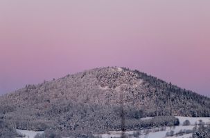 Le Suc d'Ayme à Yssingeaux, baigné dans un ciel presque magenta.
