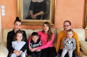 Anastasia, Anna et Victoria et leurs enfants, réfugiés ukrainiens à Vals-près-le-Puy