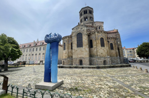 art dans la ville Issoire sculptures bleues Lisa Vanho