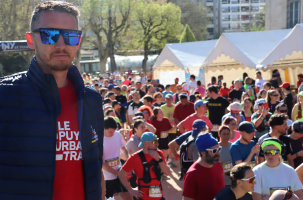 Baptiste Massin de l'association organisatrice Fit Run Sport devant la foule du 5e Urban. 