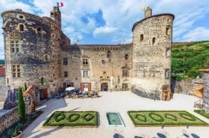 L'une des façades du château avec sa cour et une partie de ses jardins. 