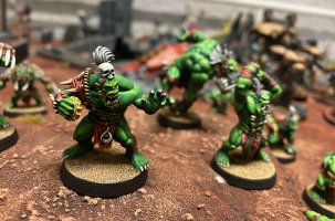 Il faut plusieurs heures de patience et de minutie pour peindre ainsi une telle figurine. 