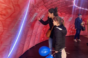 Les visiteurs ont été sensibilisés en immersion totale dans la portion d'une côlon.