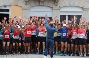 Les participants en plein moment de motivation collective juste avant le départ des 13 km.