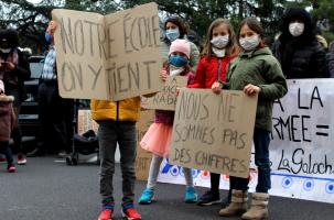 Durant la mobilisation datée du 3 mars 2021 contre la fermeture de classes en Haute-Loire.