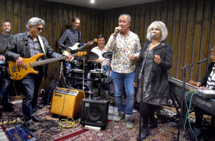 Le groupe de musique Les As'Orties joue en chœur et à cœur. 