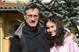 Méline et son papa, dans leur maison familiale proche de Langeac.
