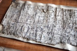 Certaines lettres, écrites il y a 10 siècles, se voient clairement sur cette bulle papale.