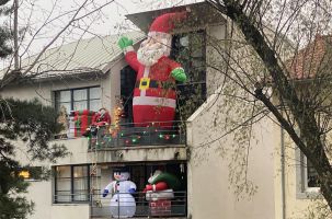 De l'Avenue des Belges, impossible de manquer le maxi Père Noël...