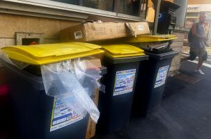 Des poubelles jaunes qui débordent avec trop d'emballages et pas assez de collectes. 