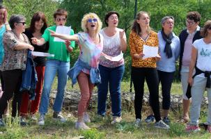 Les "profs" aussi enjoués que les élèves pour mettre en terre leurs souvenirs.