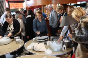 Il fallait jouer des coudes pour se frayer un chemin dans la salle de restaurant du Régina
