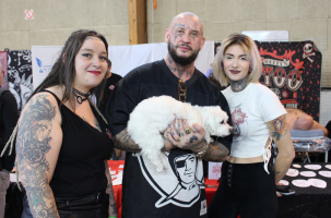Seth Gueko lors du salon du tatouage à Blavozy
