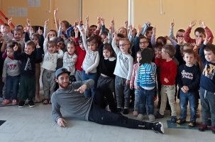 Des break dancers en devenir derrière BBoy Randy.