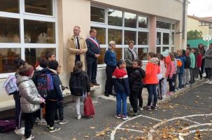 L'inspecteur de l'Education Nationale partage le sens de cet hommage aux élèves. 