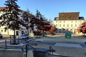 La place de la Grenette à Yssingeaux.