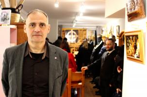 Yvan Benedetti dans la librairie des Arts Enracinés au Puy-en-Velay. 
