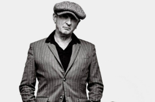 En 1977, il découvre la guitare... depuis, il n'a plus jamais lâché la musique. 