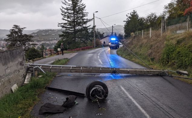 La circulation a été coupée par un poteau électrique sur la chaussée ce lundi à Polignac