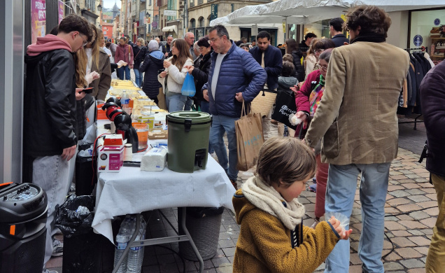 À boire et à manger était offert aux passants rue Chaussade
