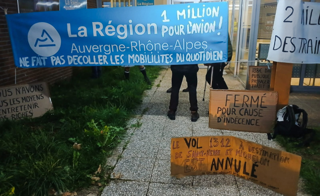 Blocage devant l'aéroport de Loudes