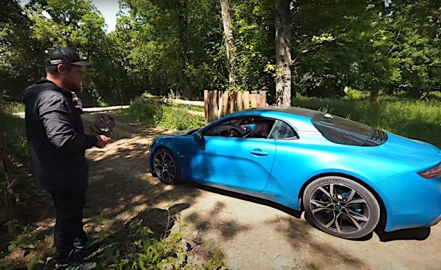 Joris Gérentes, au volant de son Alpine, sous le regard du généreux et célèbre youtubeur.