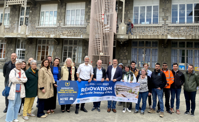 Elus, partenaires et entreprises, devant l'école en proie à une rénovation XXL