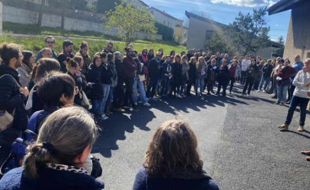 Une partie des employés sur le parking de l'ASEA 43. 