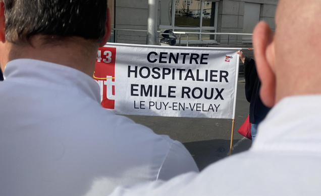 Les brancardiers, un genou à terre, écrasés par le surcroit d'activité du CHER.