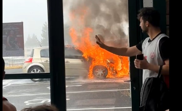 La voiture a été totalement détruite dans l'incendie.