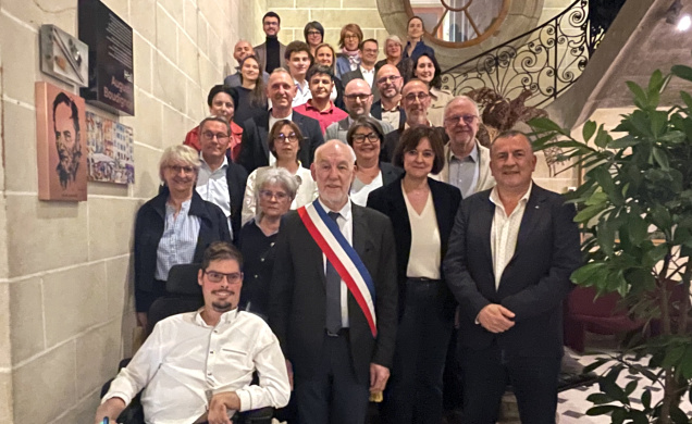 La majorité municipale réunie autour du maire Michel Chapuis après son élection