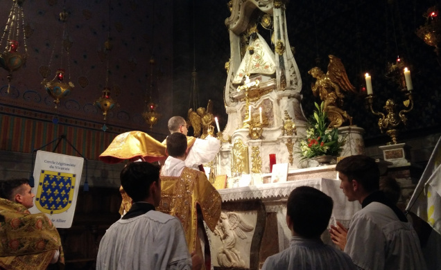 12 personnes ont rejoint la Confrérie Royale, en 2019, devant la Vierge Noire du Puy.