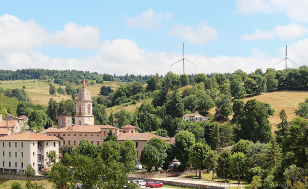 La vue du bourg de Pradelles (Plus beau village de France) depuis le belvédère d'Ardenne. 
