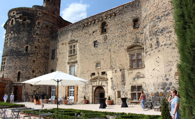 La forteresse de Saint-Vidal est la propriété de Vianney d'Alençon. 
