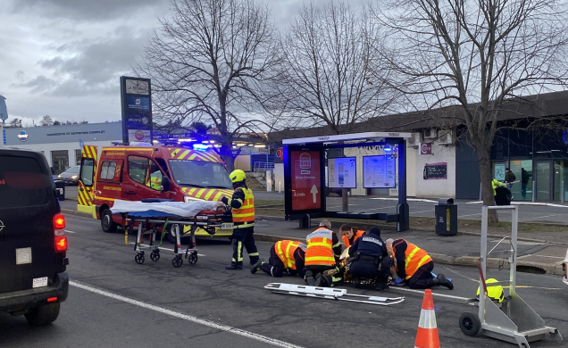 Les pompiers ont rapidement pris en charge la femme de quarante ans en souffrance. 