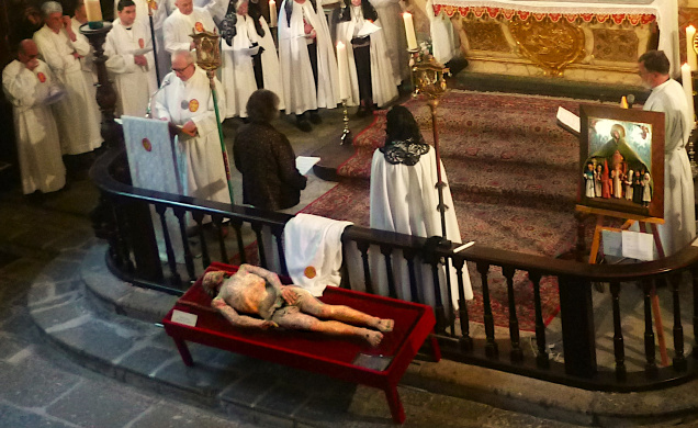 Lors de la cérémonie et de son antique protocole. 