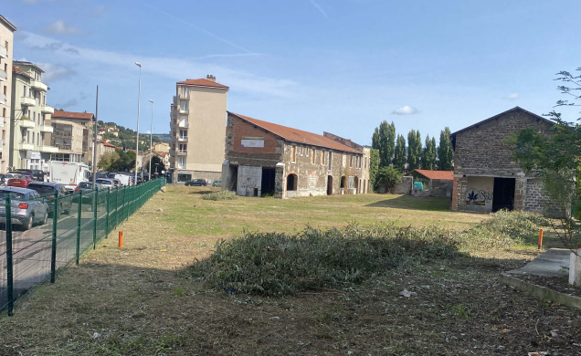 Proposition: 300 places des stationnements à la place de l'antique friche de la République