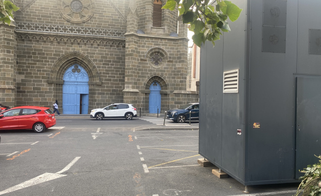 La seule place PMR sur ce parking... inaccessible.