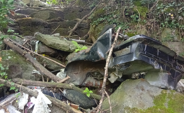 Plus haut, des déchets encore plus gros et plus nombreux
