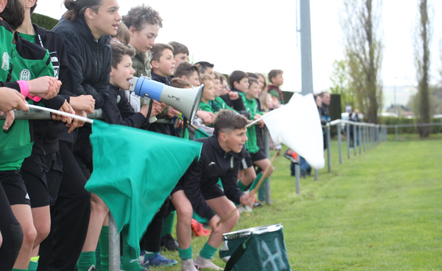 Les supporters encouragent leurs clubs