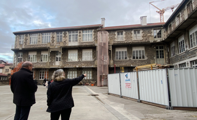 La cour est scindée en deux espaces, un pour le jeu et l'autre pour les travaux