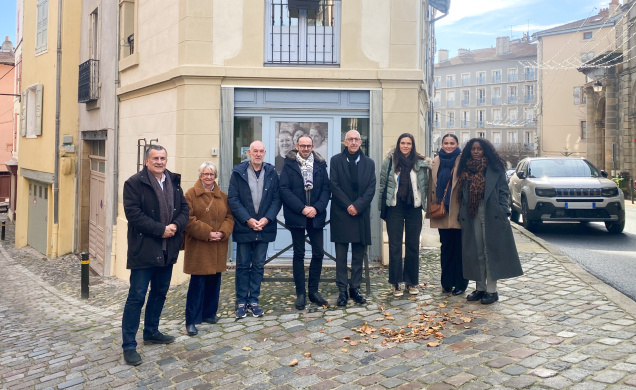 Inuaguration devant les bureaux de CREPI avec les membres de l'association et les élus