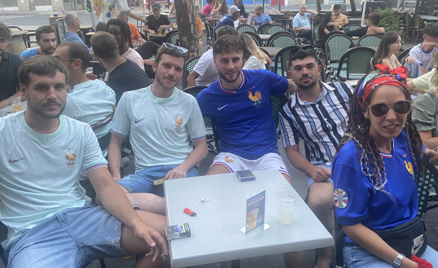 Alex (en chemise à rayures) et ses amis aux premières loges