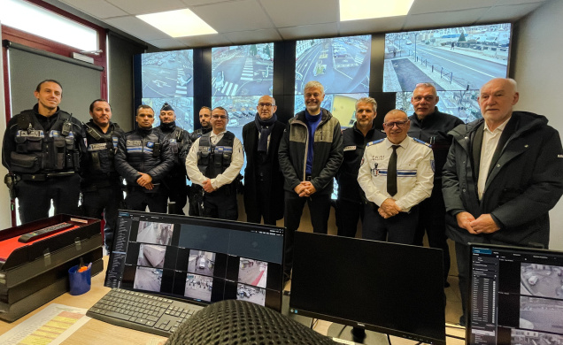Elus et policiers municipaux pour présenter le centre de supervision urbaine
