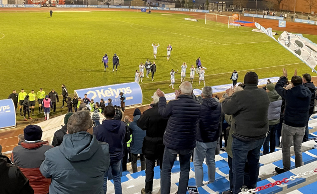 Les joueurs partagent leur joie avec les supporters