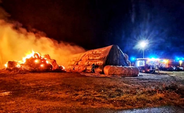 Des centaines de balles de foin sont parties en fumée, cette nuit.